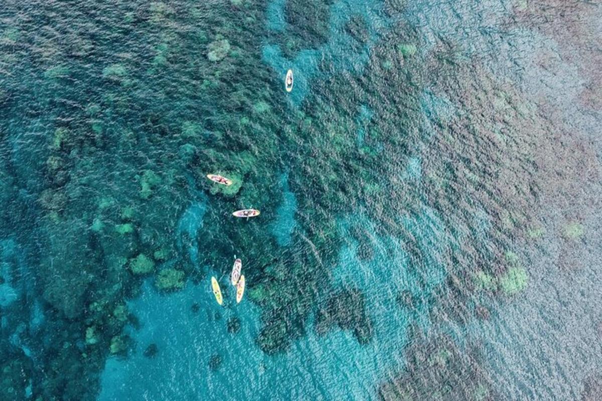 pohled na oceán s loděmi ve vodě