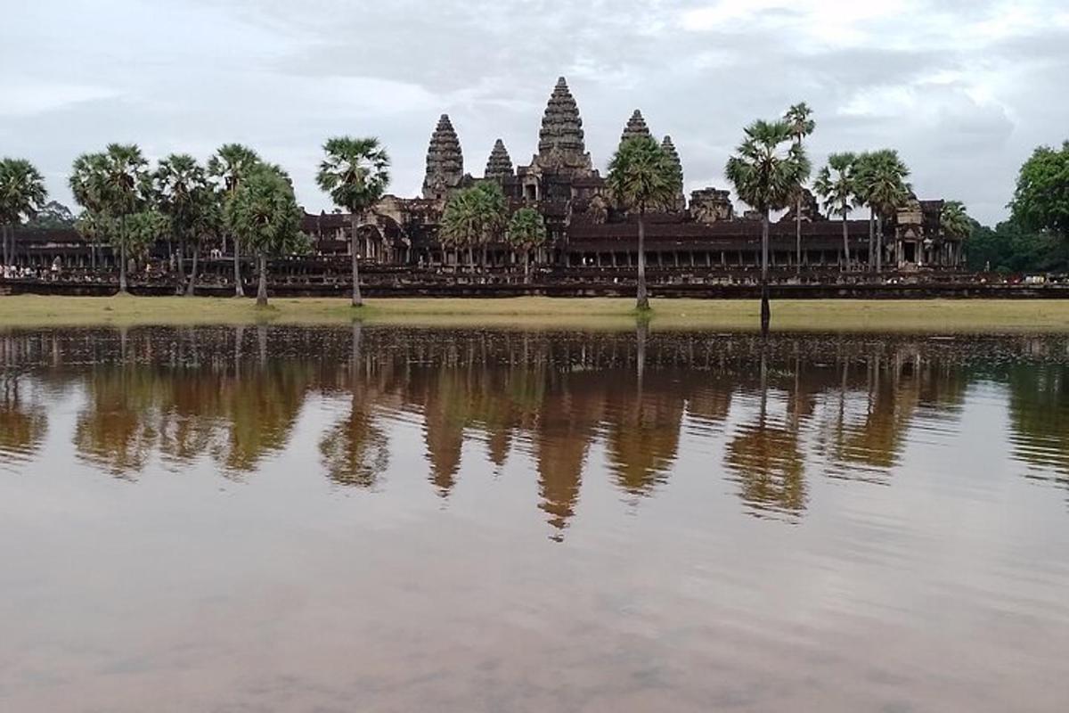 un riflesso di un edificio in uno specchio d'acqua