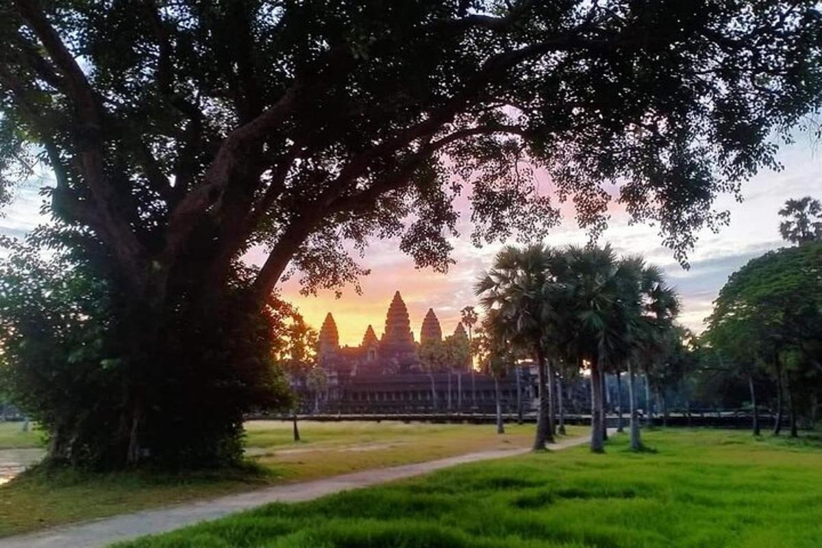 una vista di un tempio al tramonto da un parco