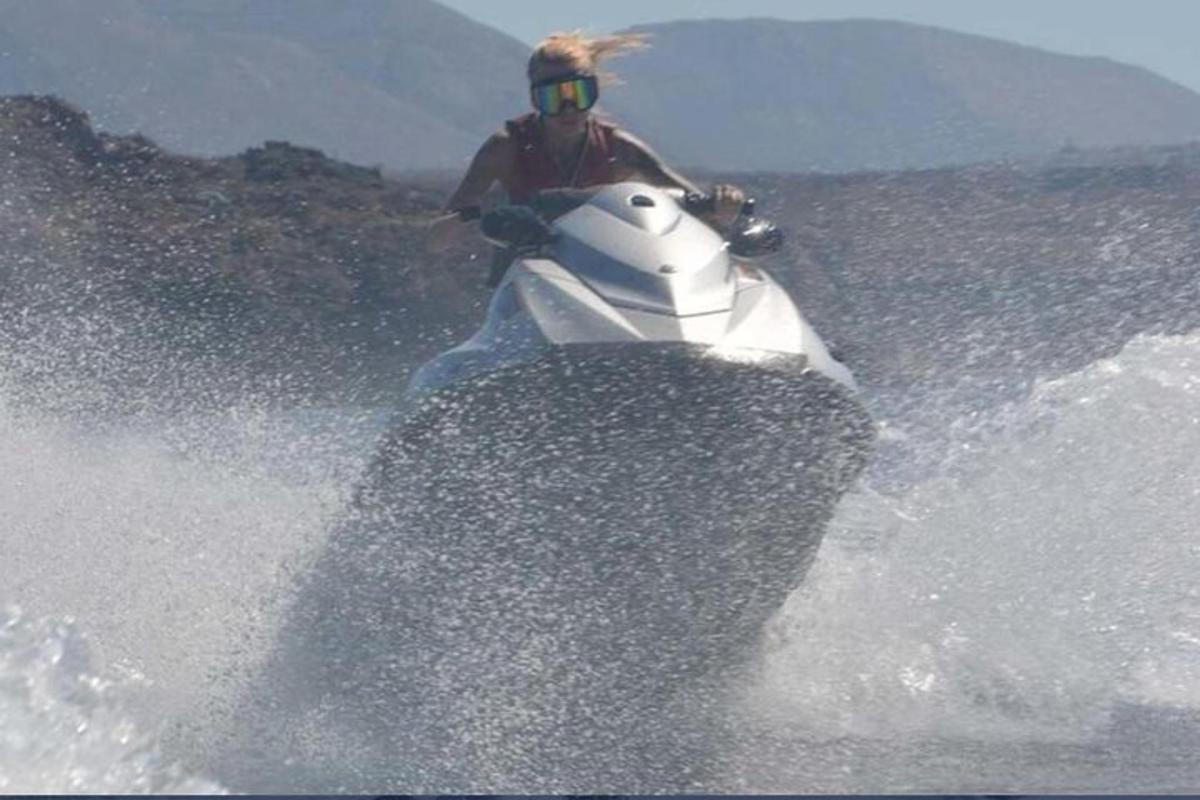 un home que va en motocicleta a l'aigua