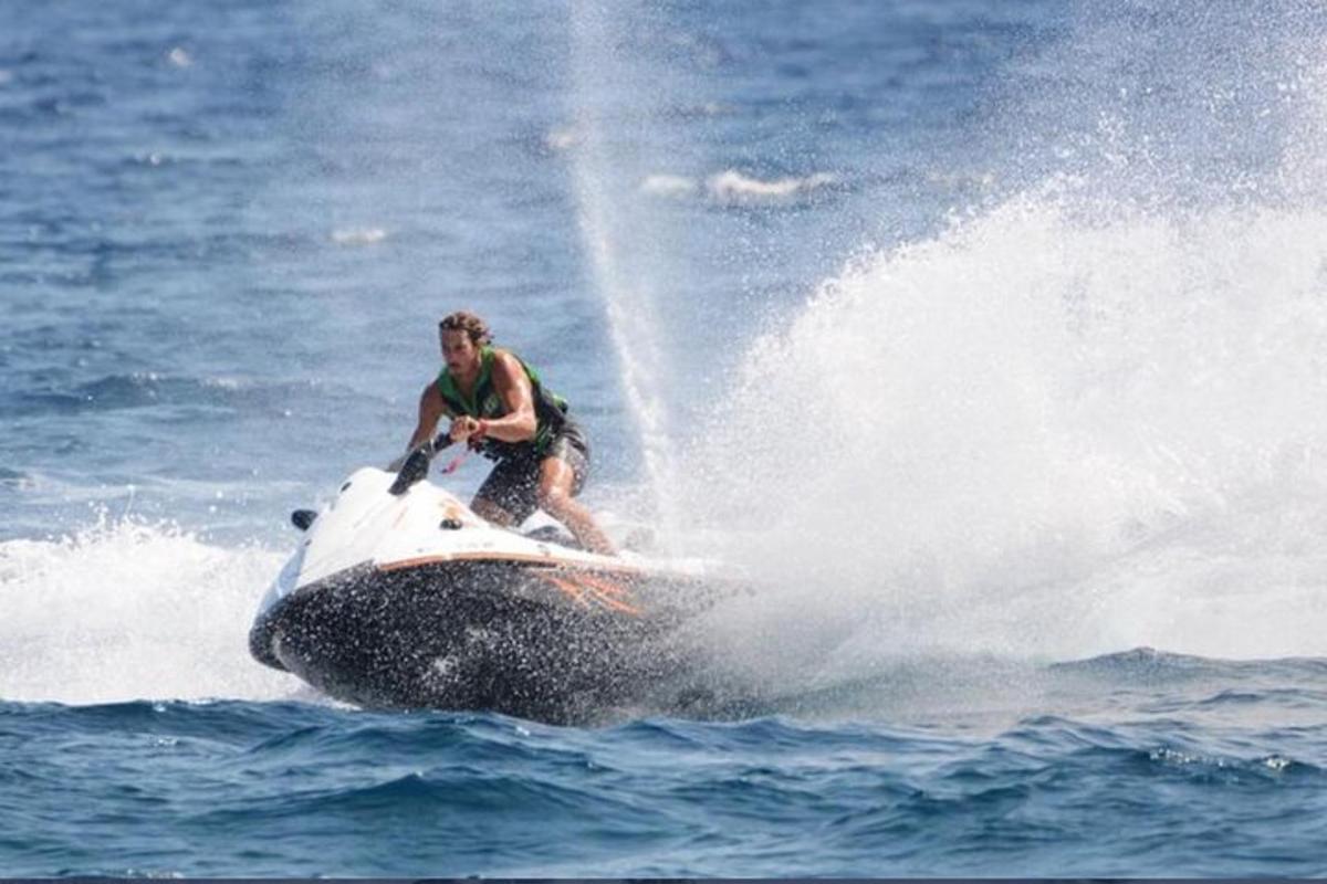 en mann som kjører en jetski i vannet