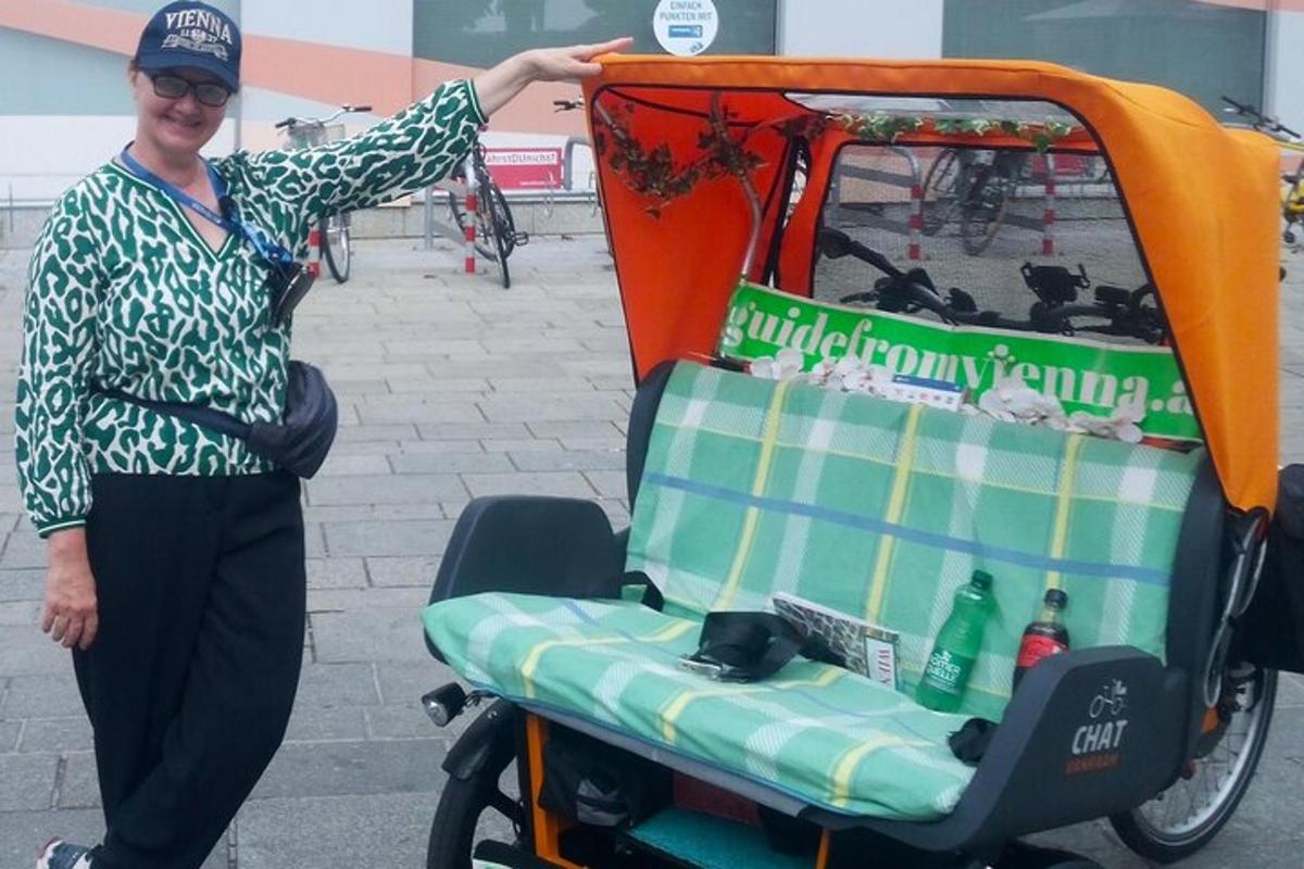 egy nő áll egy golfkocsi mellett