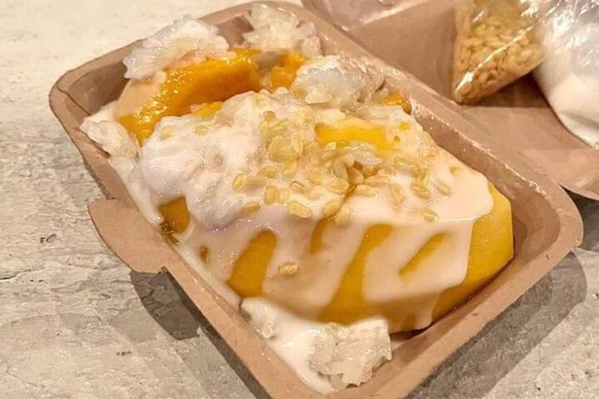 纸盒里的甜点和蛋糕