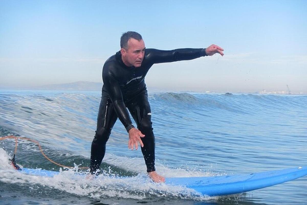 muž jedoucí na vlně na surfovém prkně v oceánu