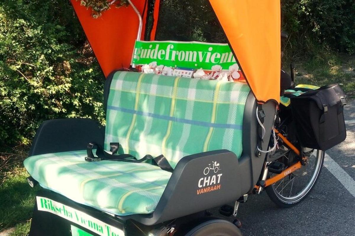 o cărucior de golf cu scaun pe o bicicletă