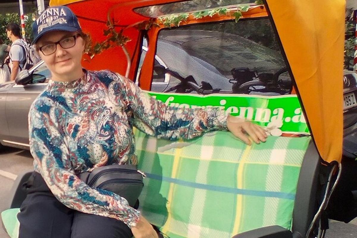 egy nő ül egy golfkocsi előtt
