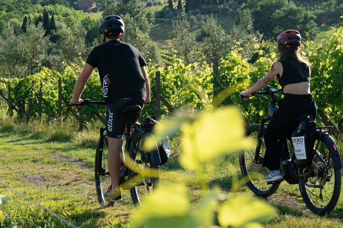 un uomo e una donna in bicicletta lungo un sentiero
