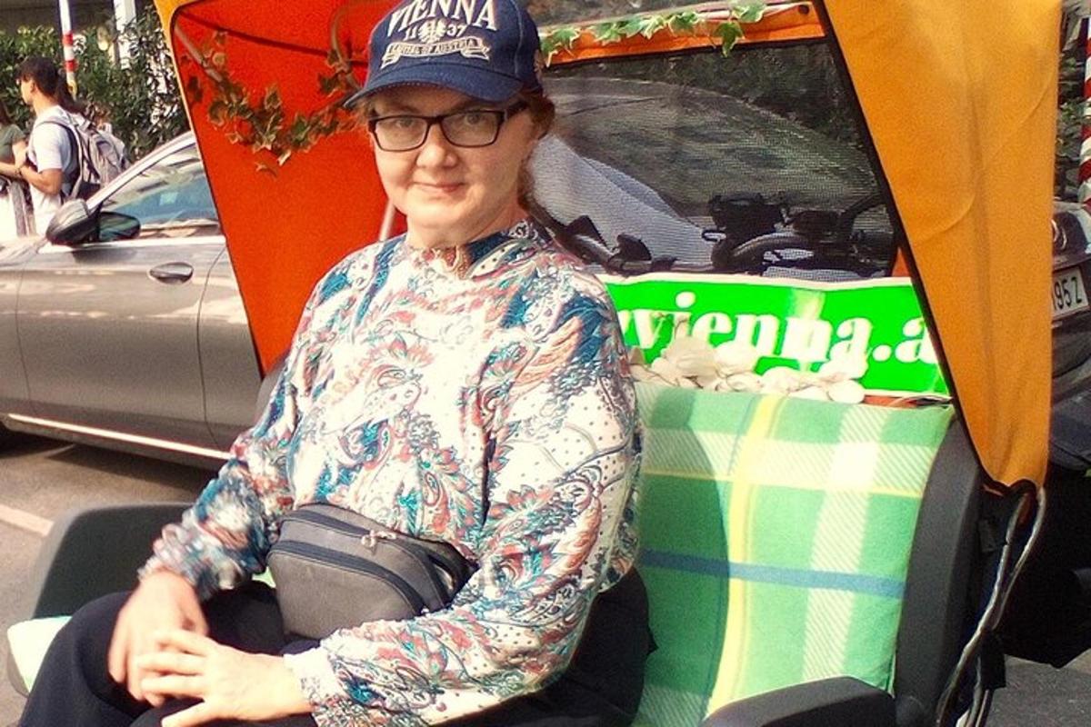 o femeie așezată în fața unei cărucioare cu mâncare
