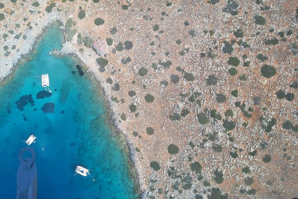 Μια εναέρια άποψη μιας παραλίας με βάρκες στο νερό