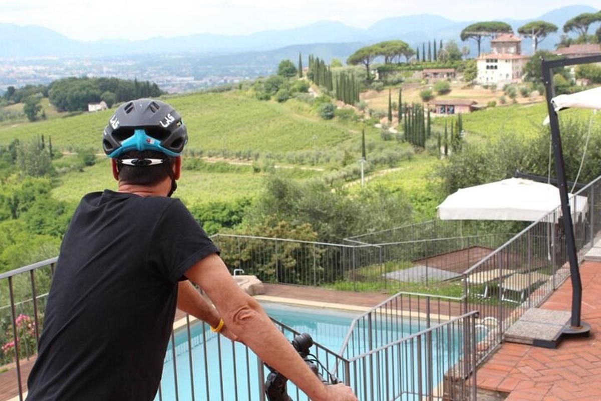 un uomo in bicicletta che guarda una piscina