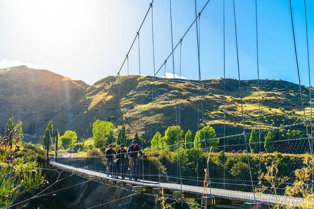 un grup de persones caminant per un pont penjant