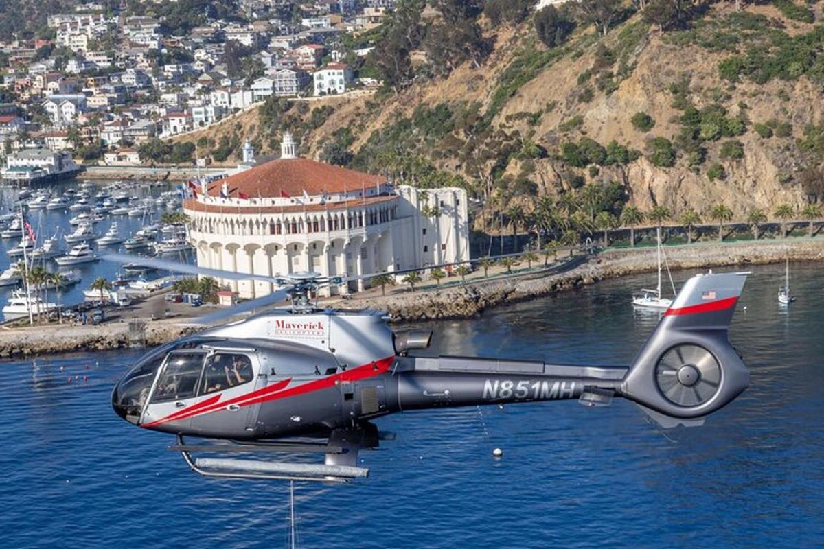 Ένα μικρό αεροπλάνο που πετάει πάνω από το νερό κοντά σε μια πόλη