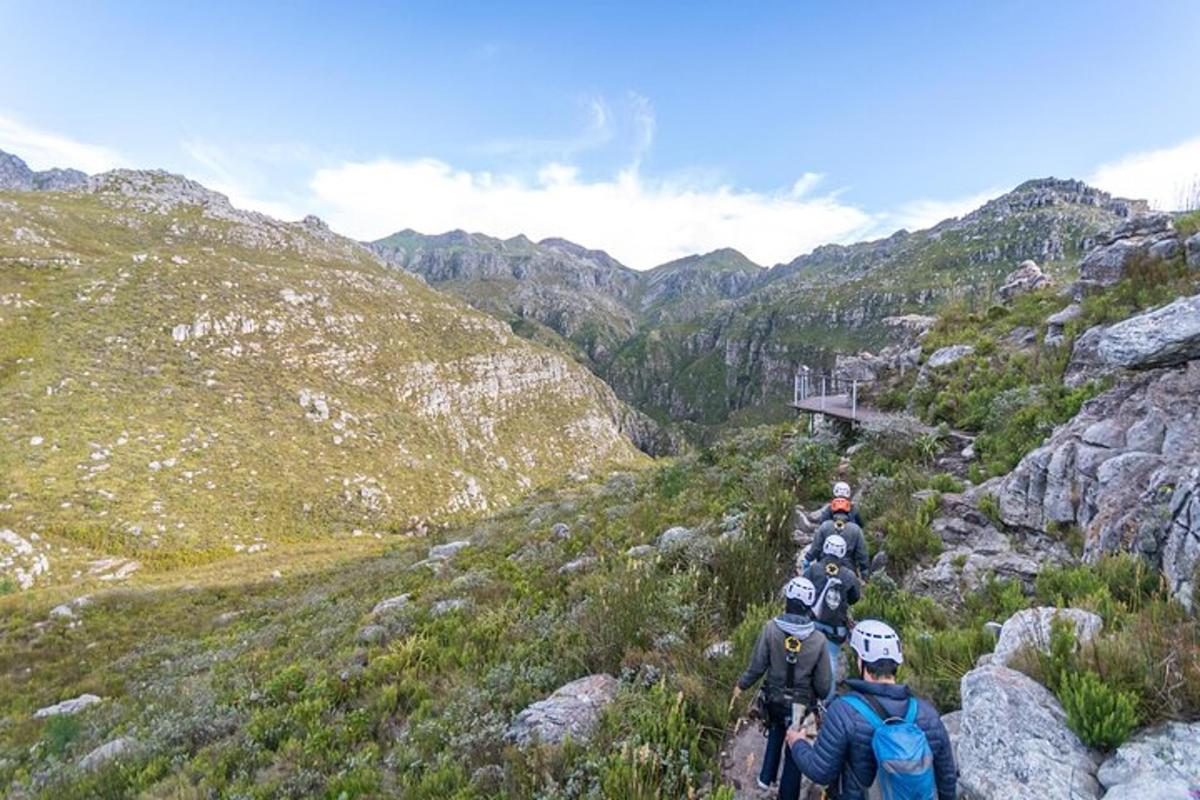 un gruppo di persone che camminano su un sentiero di montagna