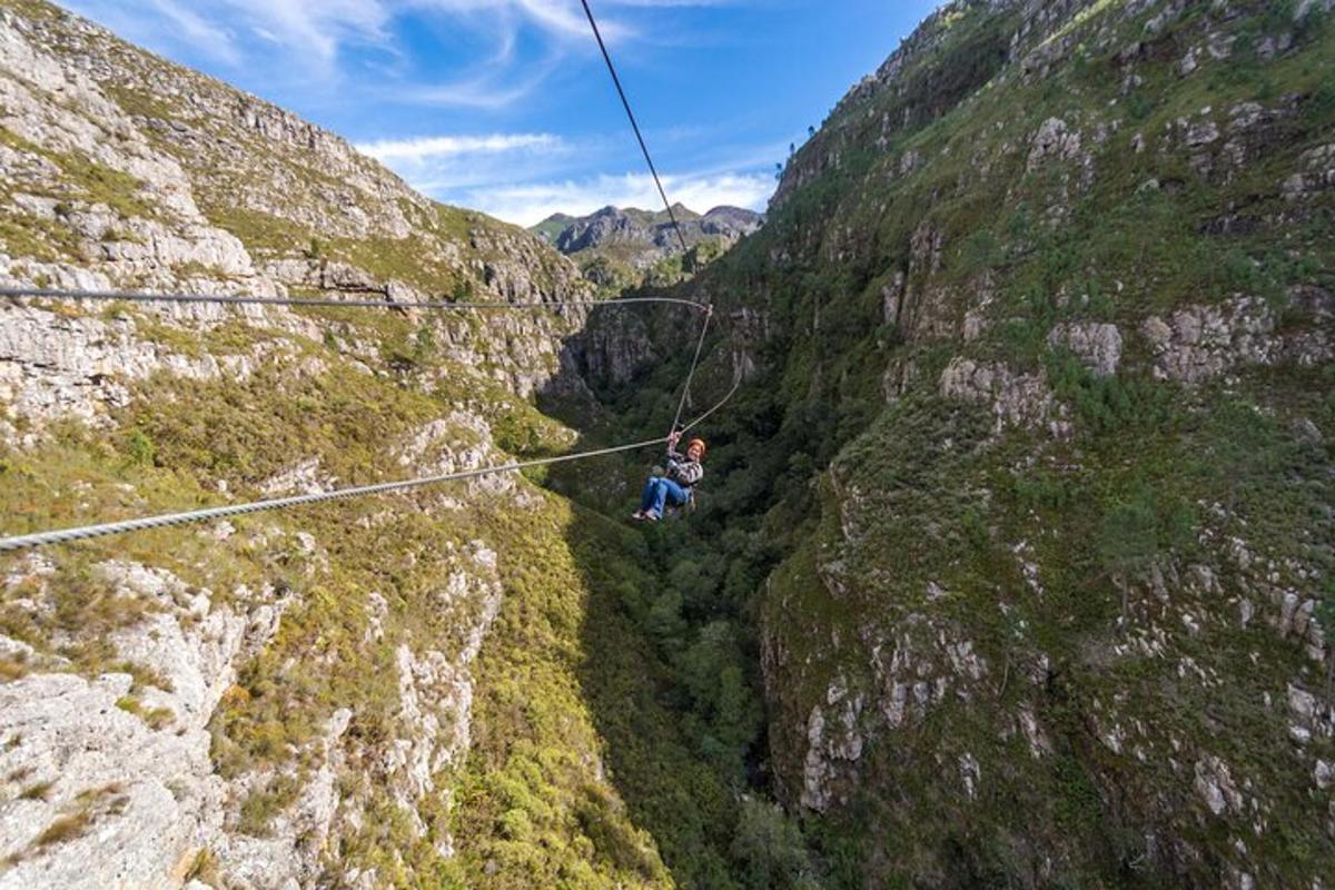 oseba na ziplineu nad kanjonom