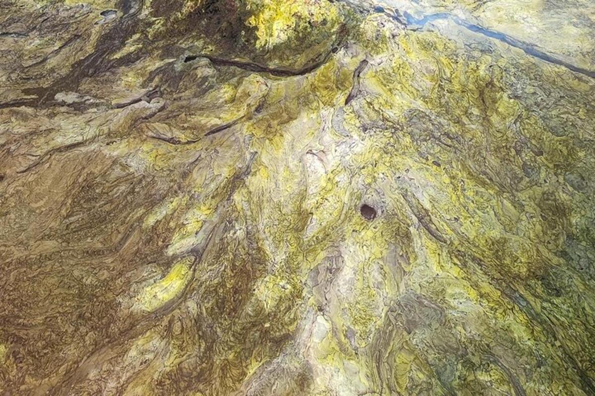 gambar dekat lukisan batu di dalam air