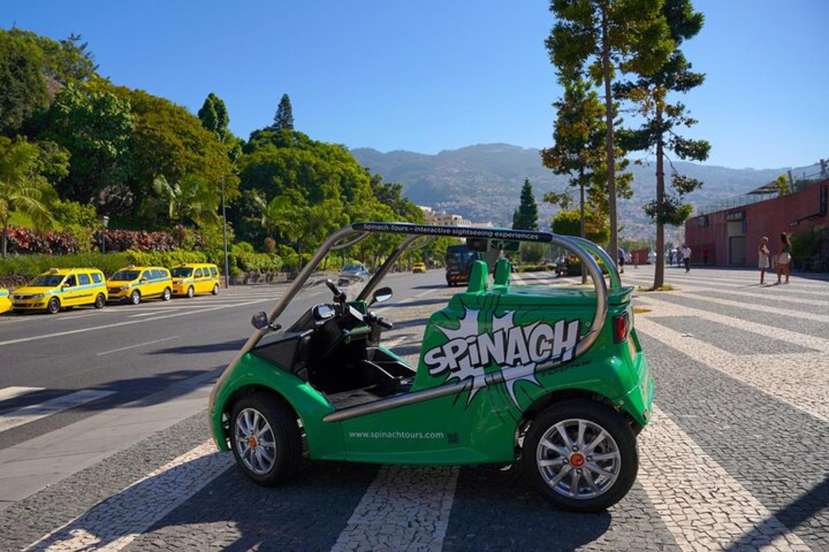 um carrinho de golfe verde estacionado na beira de uma rua