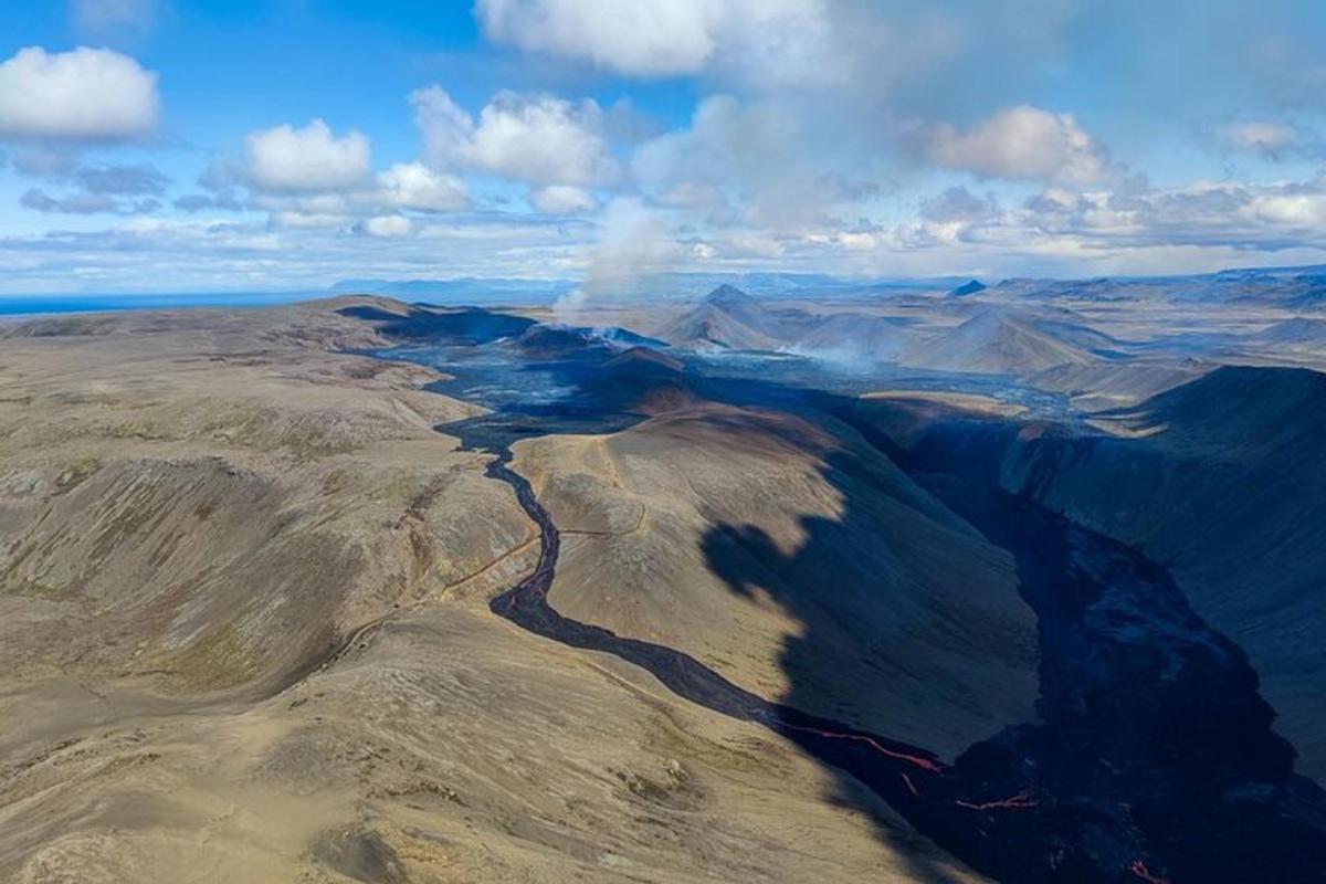 pemandangan udara gunung dengan sungai