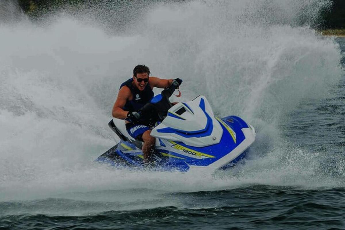 un bărbat care călărește un jet ski pe apă