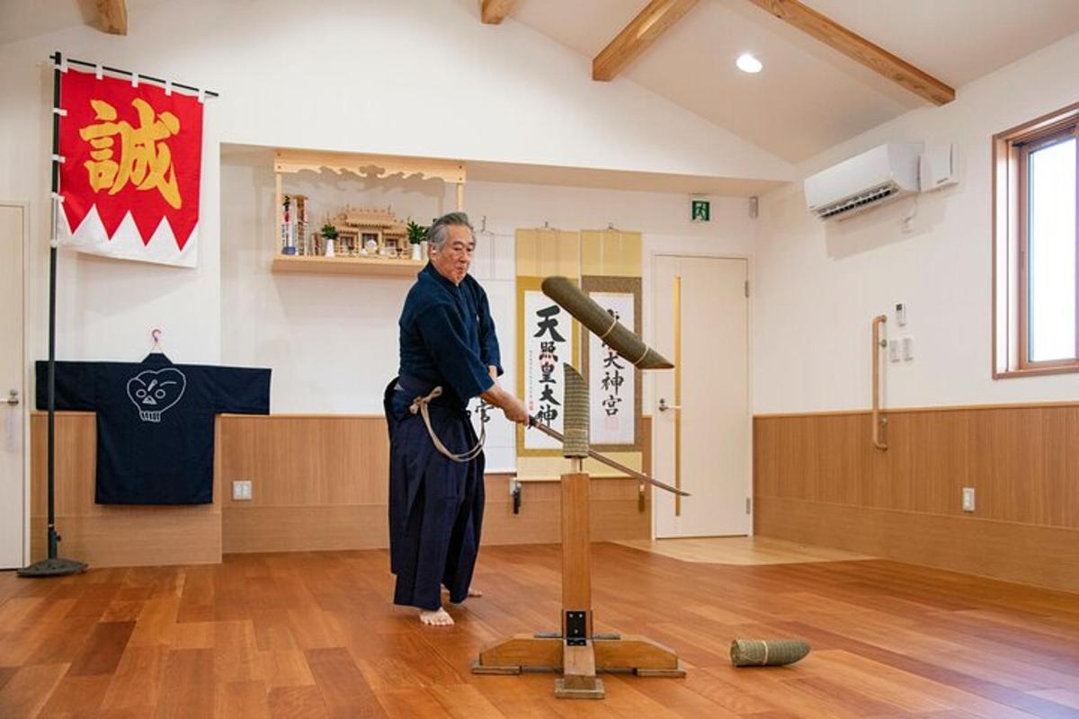 un uomo in piedi in una stanza con una mazza da baseball