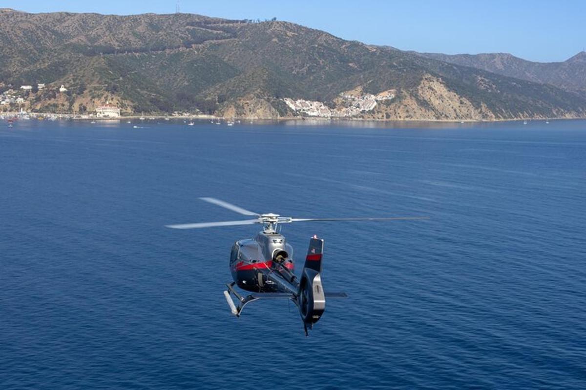 helikopter, ki leti nad vodno površino