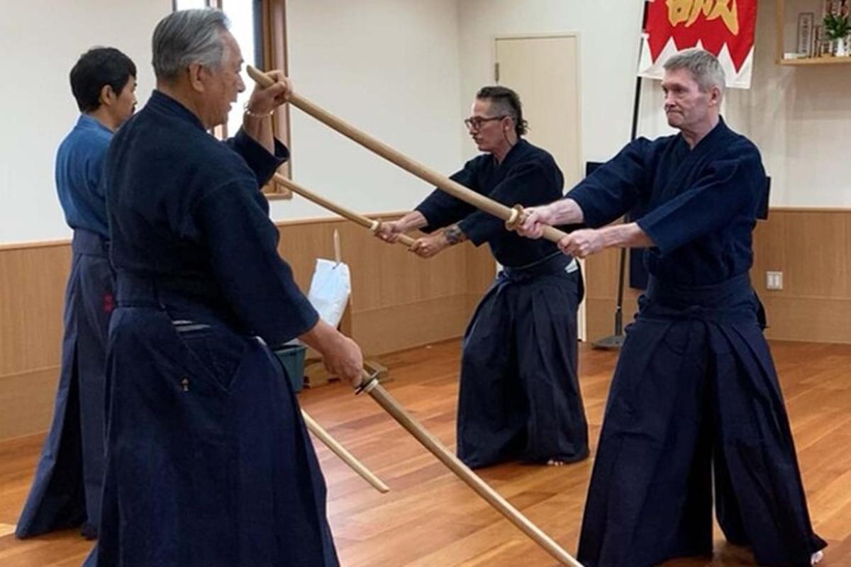 un gruppo di uomini in kimono che giocano a un gioco