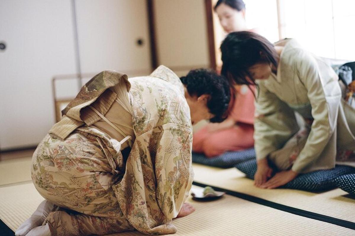 Un grupo de personas sentadas en el suelo haciendo yoga.