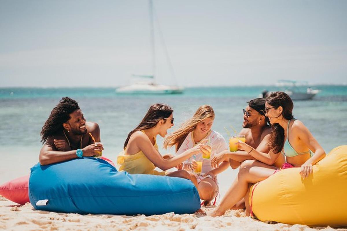 un gruppo di persone sedute sulla spiaggia con gonfiabili
