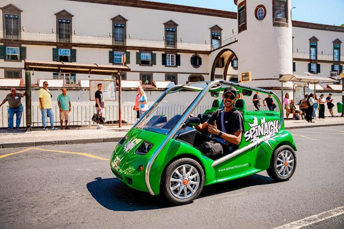 seorang pria mengendarai mobil golf hijau di jalan