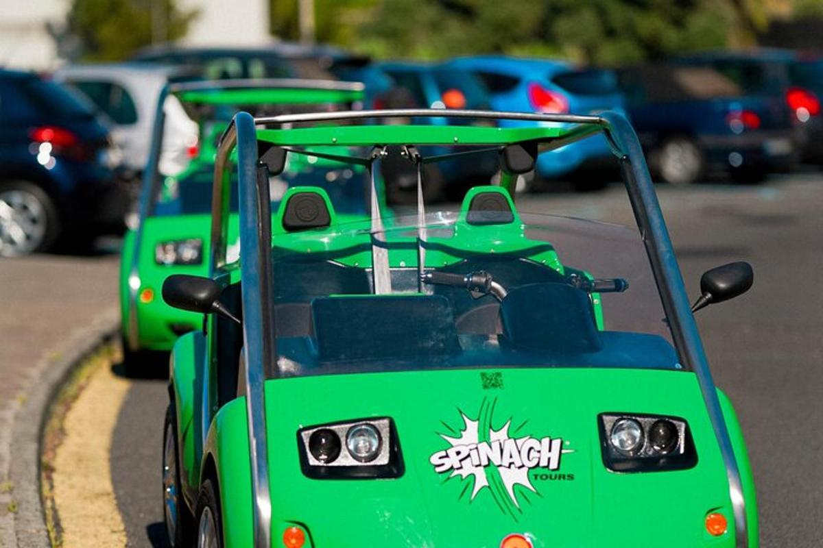 mobil golf hijau melaju di jalan