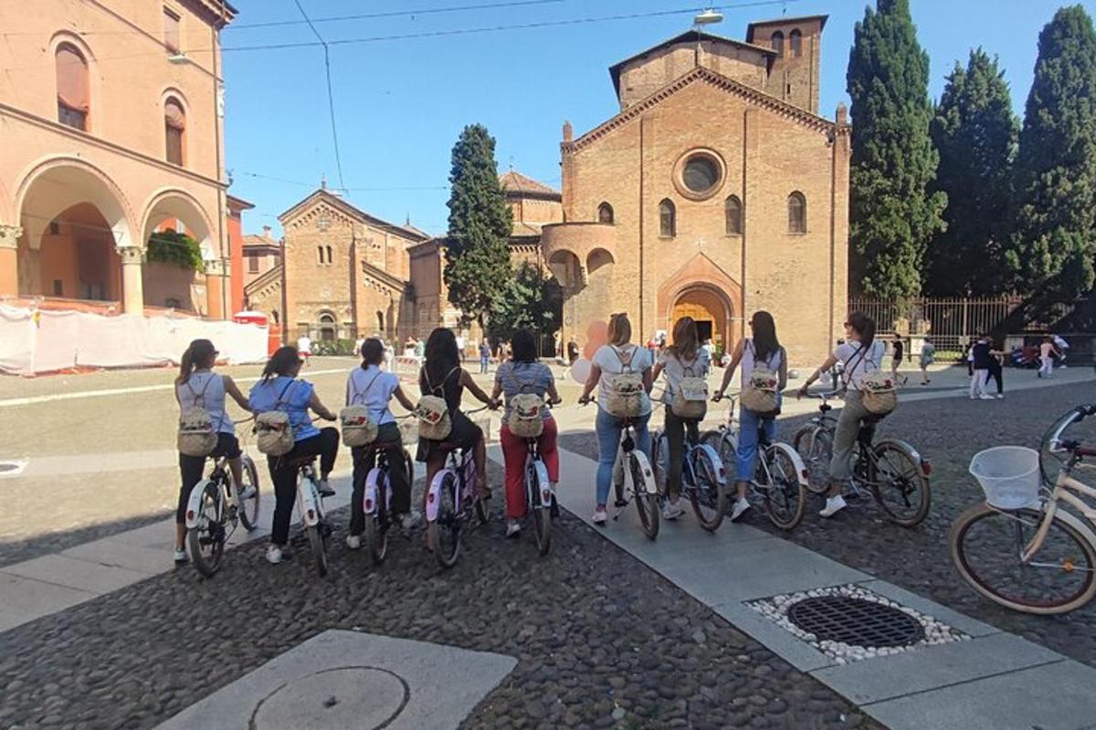 un gruppo di ragazze in bicicletta davanti a un edificio