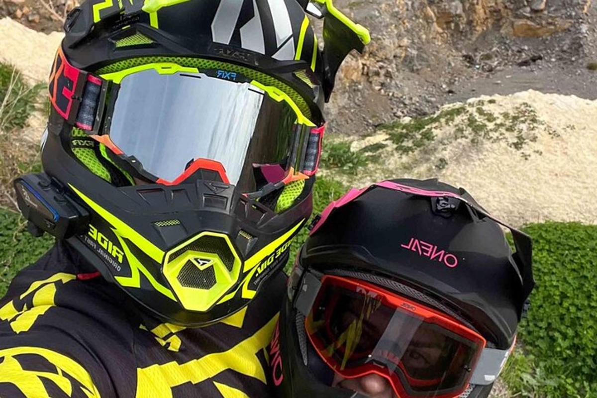 seseorang yang memakai topi keledar motosikal dan cermin mata hitam