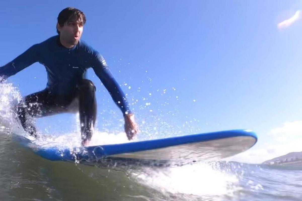 un uomo che cavalca un'onda su una tavola da surf nell'oceano