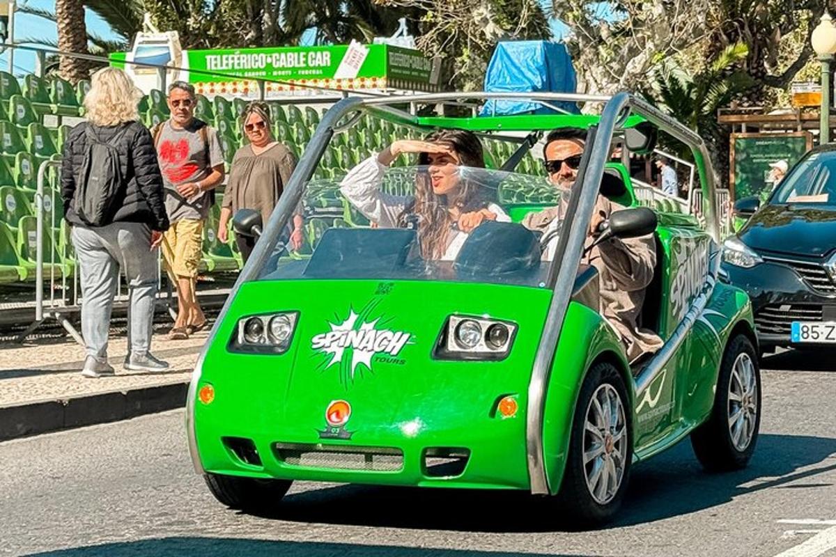 mobil golf hijau melaju di jalan