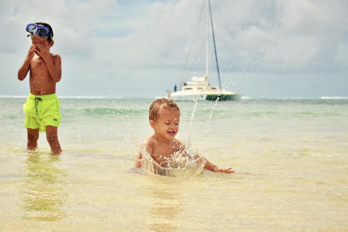 due ragazzi che giocano nell'acqua sulla spiaggia
