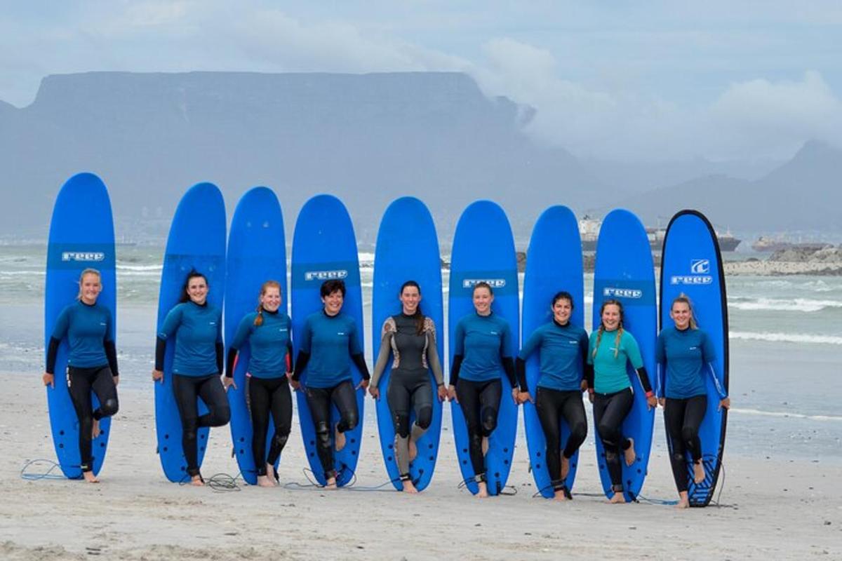 un gruppo di persone in piedi davanti alle tavole da surf