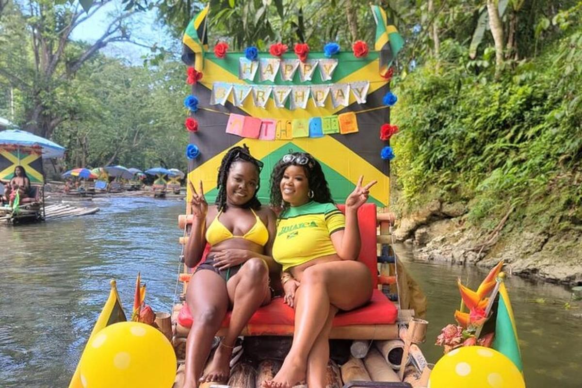 duas mulheres sentadas em uma jangada em um barco de festa na água