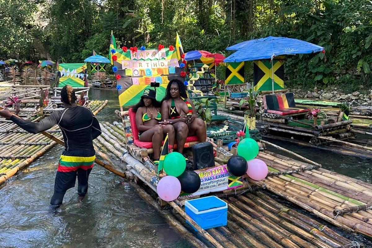 um grupo de mulheres andando de jangada na água