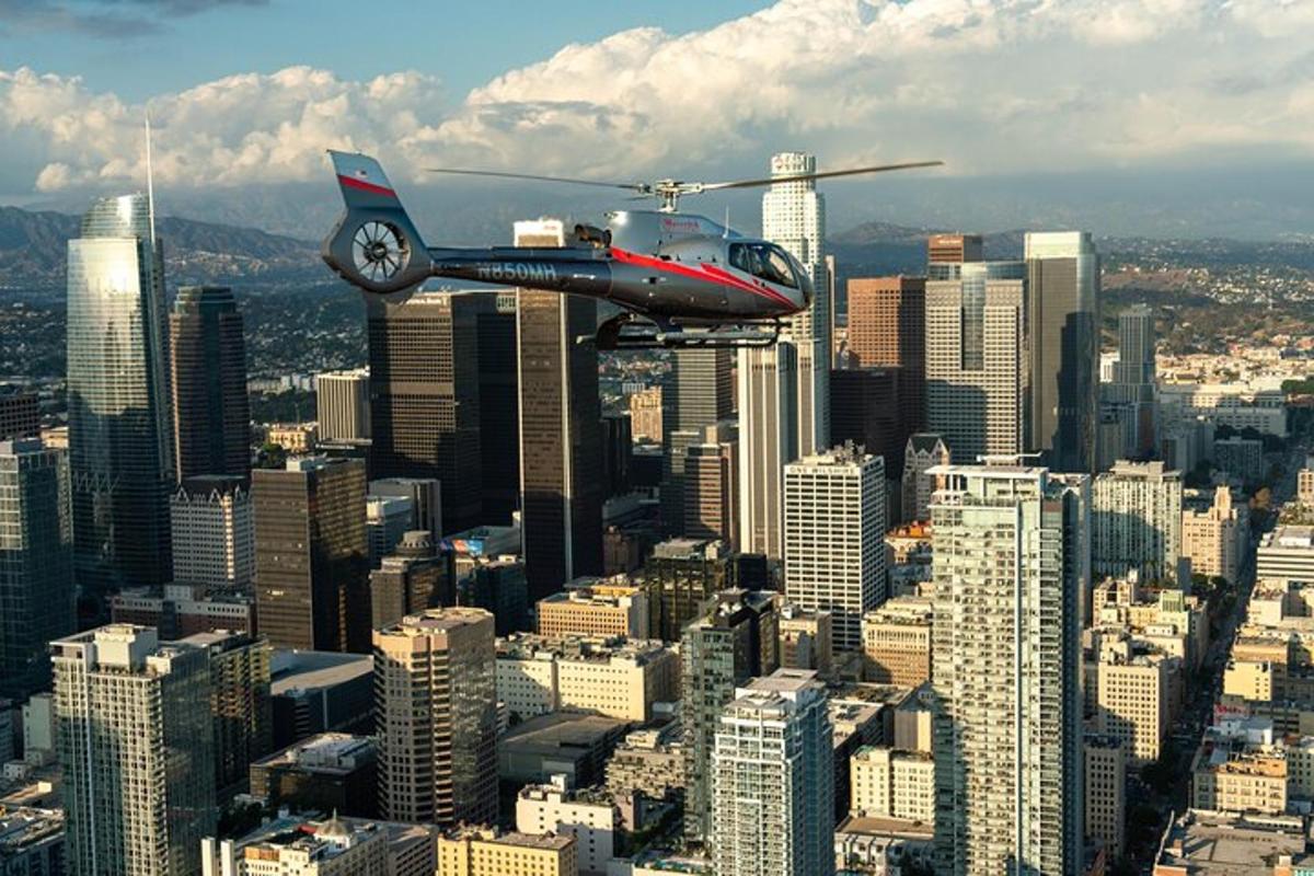 helikopter lendab üle suure linna