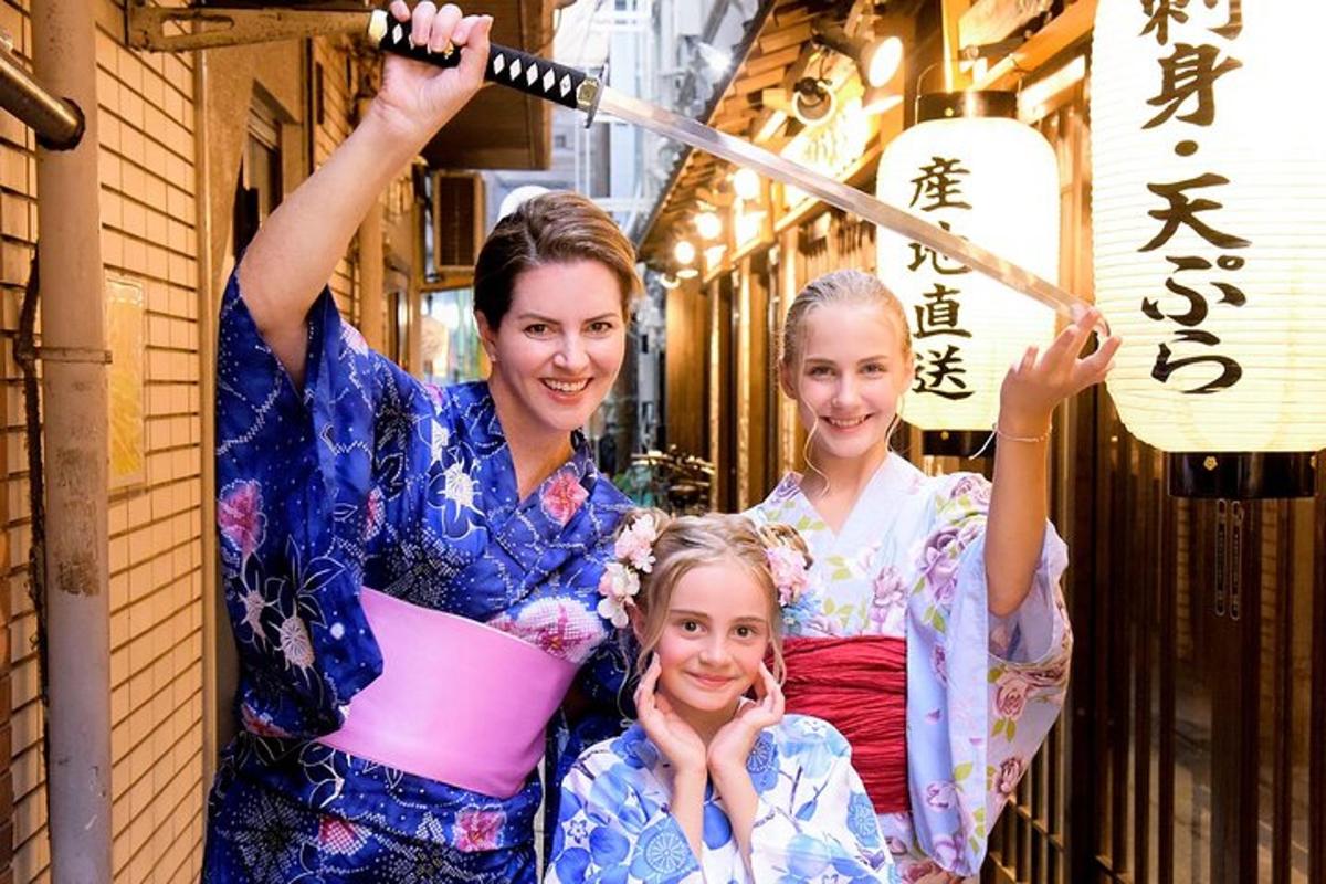uma mulher e duas meninas estão posando para uma foto