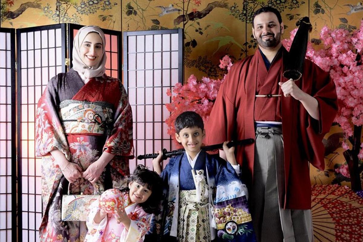 uma foto de uma família vestida com trajes chineses