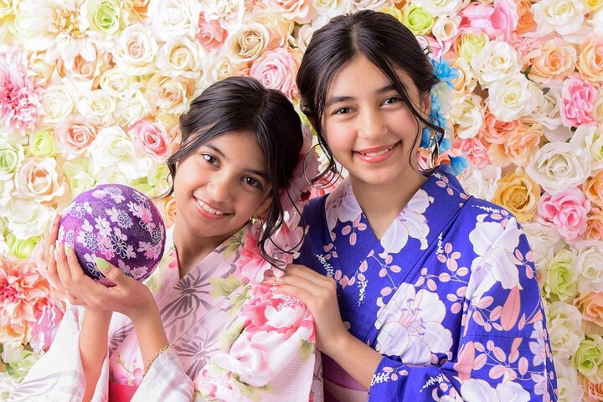 duas meninas estão posando para uma foto segurando um donut