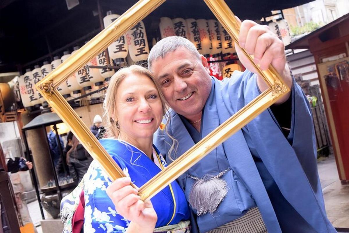 een man en een vrouw die een fotolijst omhoog houden