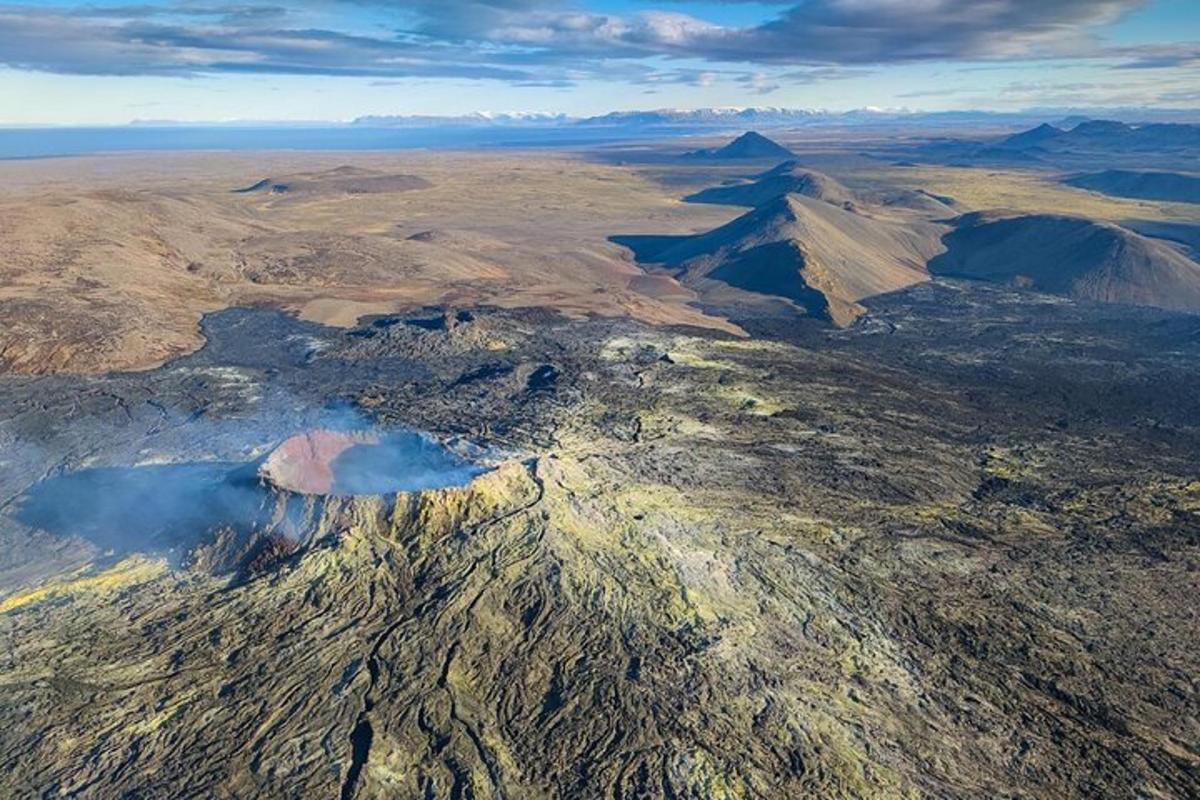 Loftmynd af fjalli með vatni