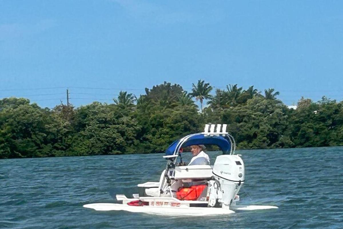 muž v motorovém člunu na vodě