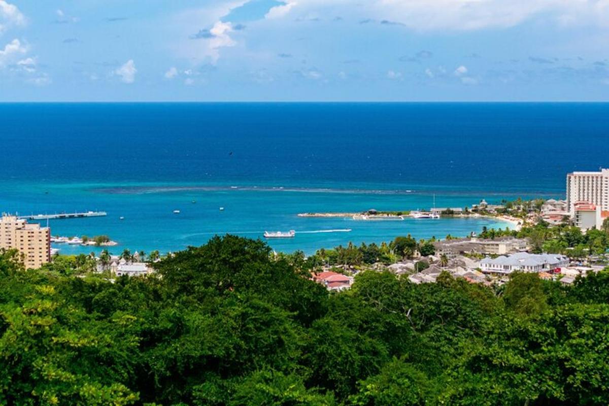 una vista di una città e dell'oceano