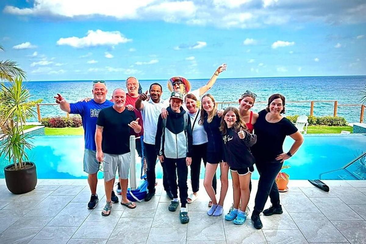 un gruppo di persone in posa per una foto a bordo piscina