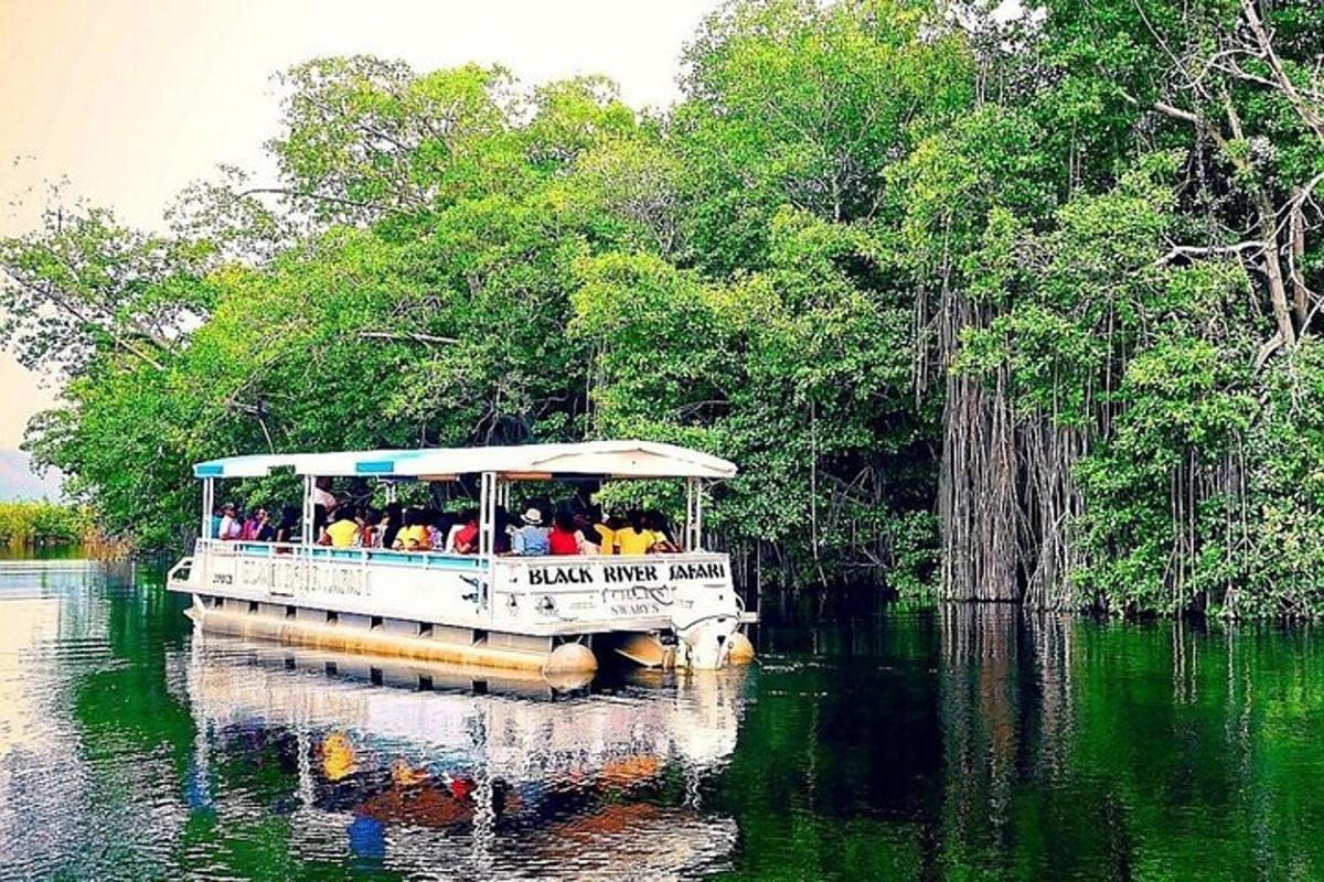 una barca piena di persone su un fiume
