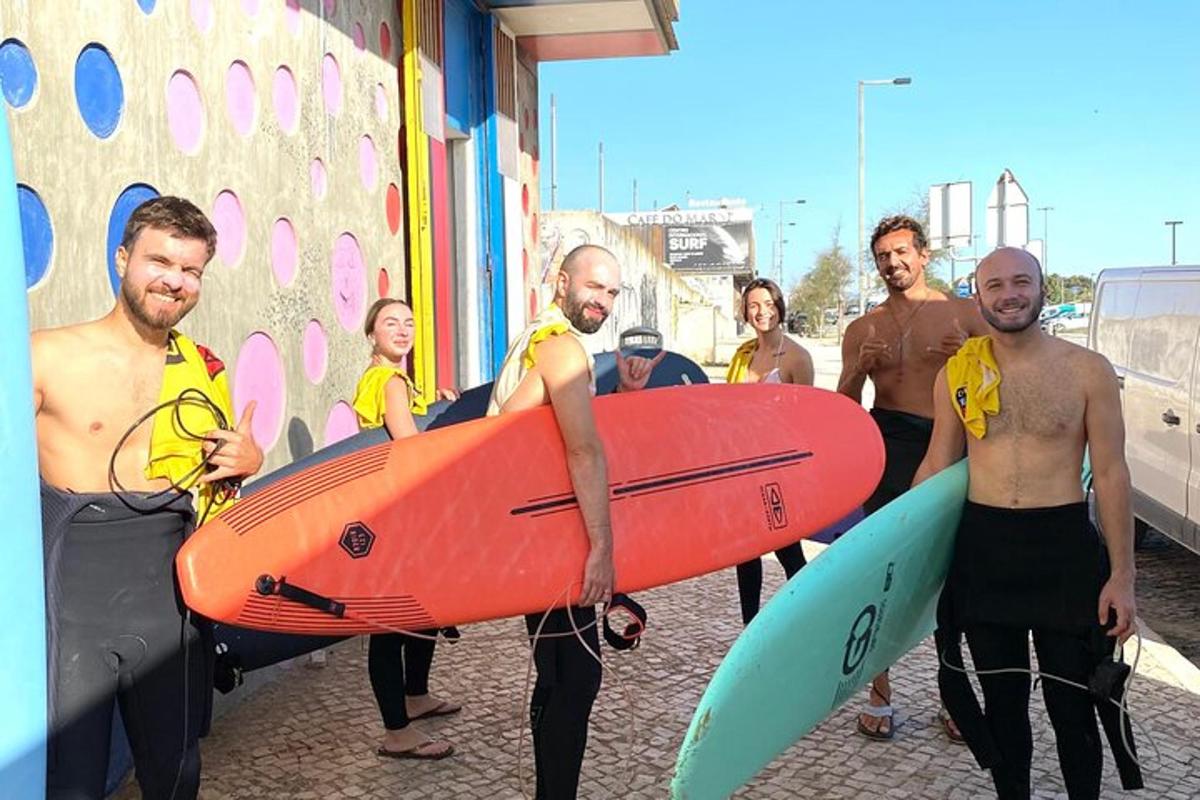 un groupe d'hommes tenant des planches de surf sur un trottoir