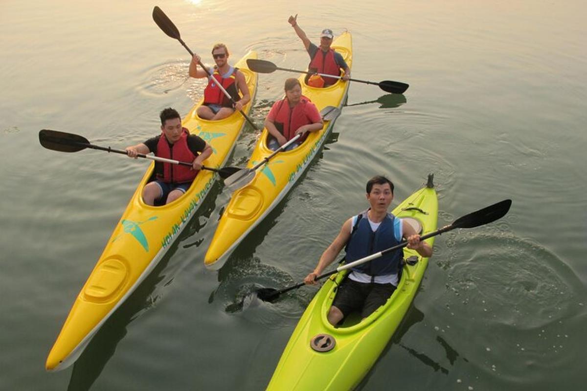 un gruppo di persone in kayak in acqua
