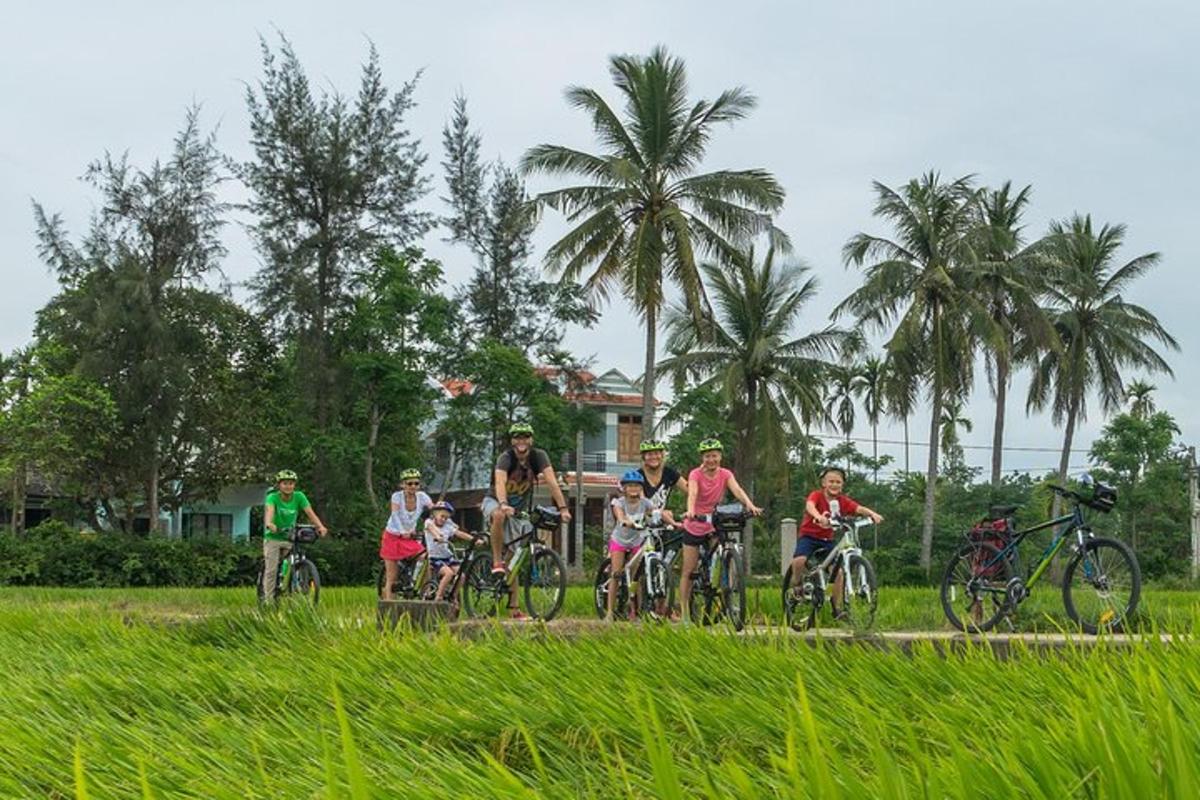 un grup de oameni care merg cu bicicleta pe un câmp